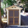 神社の境内で「顔」