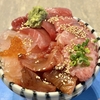 【オモウマい店】海鮮丼1700円・チキンカツ定食！桜咲く眼福食堂「魚国」福岡県久留米市！店前に桜が咲いている店2025【6月10日】