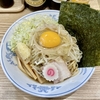 【今週のラーメン５１３５】らーめん 高尾（東京・荻窪）油そば 生玉子 にんにく 板海苔 ＋ まかないチャーシュー皿 ＋ サッポロラガービール赤星 ＋ キリンラガービール　〜海苔の凛々しさ！生玉子の艶かしさ！麺とタレの素朴さ！カオスさに包まれた王道油そば！