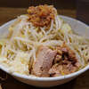MEN YARD FIGHT - えびラーメン。スープの「薄味/油抜き」初検証。油抜きとは言え油膜はしっかりと目視できる。適度な重さは残っているが、これはこれでいやらしさはなくあっさりしすぎなくて、個人的に丁度良い塩梅。非乳化気味になって自分好み。エビのザクザク食感と香りを纏わせた麺が最高にうんまい。体感量控えめ。汗はかかなかった。