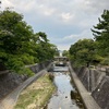 過去へと戻って助走し未来へと跳ぶ
