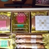 母が好きだったお菓子をお供えする
