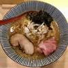 【今週のラーメン３６７４】 焼きあご塩らー麺 たかはし 渋谷店 （東京・渋谷） 背脂醤油らー麺　〜強面そうで心優しい背脂醤油！飲んだ〆でも優しい一杯！