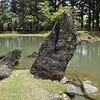 岩手県平泉毛越寺庭園の池にある傾いた岩「立石」が倒れる？