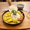 幡ヶ谷の「喫茶 壁と卵」でフルーツとうもろこしのカレー。