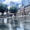 東京駅　打ち水風景