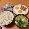 目玉焼きと冷奴でタンパク質多めの朝ごはん