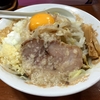【今週のラーメン１９９１】 らーめん Kaeru （東京・中野） 油めん・玉ねぎ・ニンニク・生たまご　～ボキボキハードが快感与える極太汁なしインスパイア！