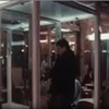 （フランス語警察用語）店内を覗く男