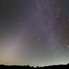 秋の明け方に見られる光の帯の交差