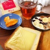今日の朝食ワンプレート、チーズトースト、紅茶、マンゴー、バナナブルーベリーシリアルヨーグルト