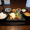 【定食 居酒屋 よりどころ】刺身に小鉢、豚汁にメインも入って800円の居酒屋ランチ(中区立町)