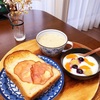 今日の朝食ワンプレート、玄米食パンハムチーズトースト、クリームオニオンポタージュ、フルーツヨーグルト