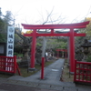 たくさんの石キツネがいる城山稲荷神社