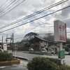 驟雨去りポンチョ抜け殻青い空（あ）