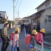 登校の風景：今日は中学校卒業式、梅は満開