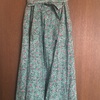 薔薇イヤリングと緑スカート