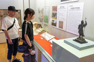 高村光雲の「木造毘沙門天像」6年ぶり一般公開　春日山城跡ものがたり館で9月15日まで　