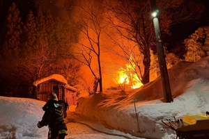 上越市向橋で住宅全焼　住人の男性がやけど負う