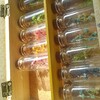黄箱に入ったカラフルなかすみ草のミニボトルボックス