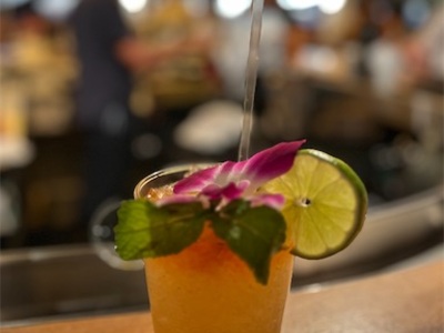 ハワイ旅行２日目夜〜バーでカクテルからのフードコートで肉うどん〜