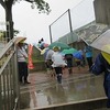 雨の中の「かぎやあいさつ運動」