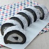 ローソンから「お餅で巻いたもち食感ロール 黒ごまみたらしソース」が新登場！もち食感のコンビニスイーツ新商品です