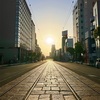 繁華街から見えた朝日