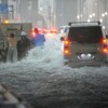 冠水した道路での車の運転