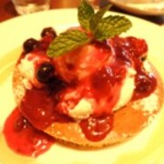 珈琲館さんの3種のベリーとチーズのホットケーキ チーズケーキマニアへの道 世界の味を発見しよう 珈琲館さんの3種のベリーとチーズのホットケーキ チーズケーキマニアへの道 世界の味を発見しよう