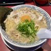 【今週のラーメン５６５７】丸源ラーメン 練馬関町店（東京・武蔵関）熟成醤油肉そば ＋ 丸源餃子３個 ＋ 鉄板玉子チャーハン小　〜丸源と言えば柚子胡椒おろし！出汁に煮出された薄い豚バラ肉の波！定番味の方程式！
