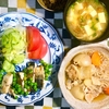 肉じゃがに豚バラ肉を　塩サバにはグリンピースを