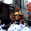 祇園祭りの神輿に、四条通り閉鎖　より。