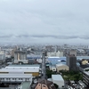 白い空に黒い帯