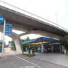 ガソリンスタンド跨ぎ
