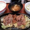 東京チカラめし　焼肉定食　490円。