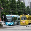 岡山電気軌道 柳川～城下電停(2025.8.9) ８３０１、ＭＯＭＯ２ １０１１編成 並び