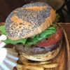 クアアイナ 青山本店｜ごわっとアボカドバーガーにかぶりつけ！