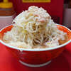 ラーメン二郎 上野毛店 - 麺のニンニク塗り塗り喰いは、ピリリと刺激のあるビターな味わいで本当にうまい。豚は、余熱でもそこまで柔らかくならないしっかり肉質肉厚タイプで、胃の許容量をグッと侵食してくる危険なタイプ。その重みが効いたか、この暑さが効いたか、久しぶりに完飲ならず。改めて今回の申請&コールでこの店の殿堂入り決定。