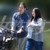 《木漏れ日の親子スリーショット》小室眞子さん出産で圭さんが見せた“パパモード”と、“大容量マザーズバッグ”「夫婦で代わりばんこにベビーカーを押していた」
