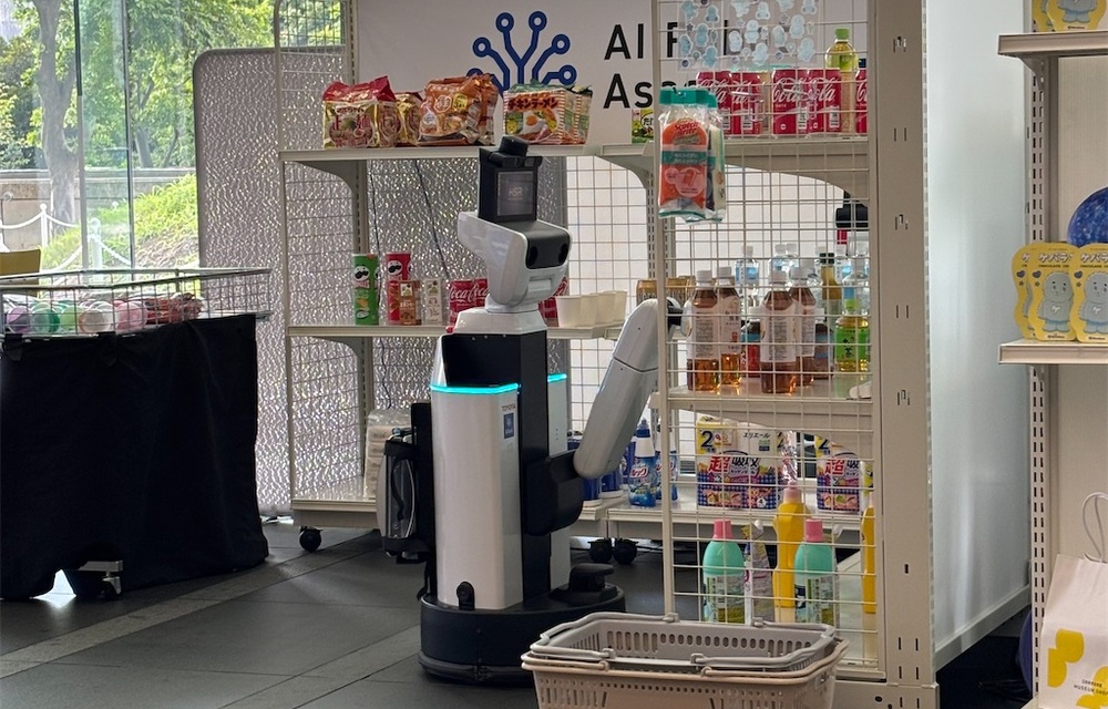 遠隔操作ロボットの実演を見る。
