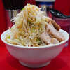 ラーメン二郎 生田駅前店 - 隅田川花火大会の影響か？外待ち無しの神タイミングで「冷やし」を。改めてこのメニュー、豪華な「冷やし肉ぶっかけうどん 前菜にナムルを添えて」と言えば、もうそれ。ラーメンというよりも、讃岐うどん風魔改造メニューと言う感覚の方が近いかも。内容的にも立ち回り的にも大正解の一杯。