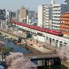 桜色の川辺、赤い電車