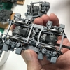 （26）「1/45 ディーゼル機関車 DD51 貨物A更新機」を作ります。「両端台車」と「中台車」の組み立ては続いています（4）。