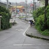 登校の風景：雨が小降りになってきて