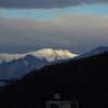 日が差す雪山