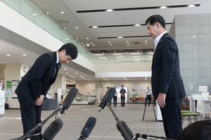 「米まずい」発言の中川幹太上越市長が兵庫県三田市を訪問し謝罪　田んぼ見学し三田米も試食