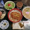 新鮮なカニ料理と伝統的な日本料理を提供する庭園の見えるレストランで贅沢に３つの料理を食す