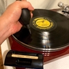 レコード再生の前と後に必ずやるべき！ホコリ取り おすすめの3つのアイテムとスポットライト活用術