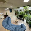 地元の職人技でシックなネイビーに大変身！ロビーソファのリニューアル｜静岡市葵区「ケアハウス ラポーレ駿河」